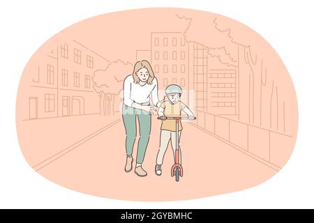 Maternità, amore per la Madre, genitorialità e concetto di infanzia. Giovane positivo donna personaggio cartoon madre aiutare a guidare scooter al suo piccolo figlio b Foto Stock