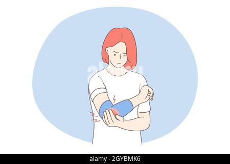 Dolore nei muscoli, nelle articolazioni, nel concetto di lesioni. Giovane donna infelice personaggio cartoon in piedi e tenendo doloroso gomito sensazione di forte dolore Foto Stock