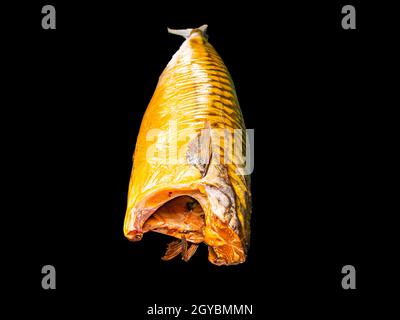 Sgombro affumicato su fondo nero. Sgombri salati. Cibo in scatola. Foto del cibo. Ricetta. Menu di piatti. Cibo vegetariano. Cucina domestica. Pesce Foto Stock