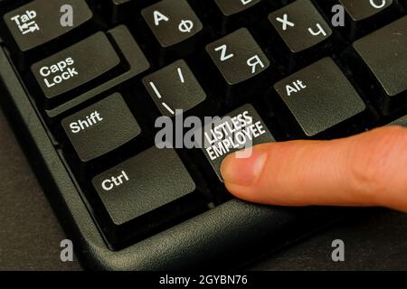 Visualizzazione concettuale listless Employee, Conceptual photo un dipendente che non ha energia ed entusiasmo per lavorare le mani puntando a premere computer Keyboa Foto Stock