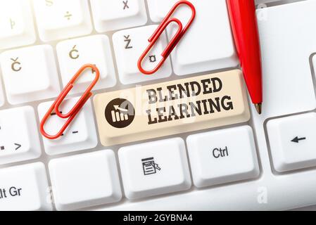 Ispirazione mostrando segno Blended Learning, concetto significato combina le lezioni tradizionali in classe con l'insegnamento online astratto facendo Virtual Bookkeep Foto Stock