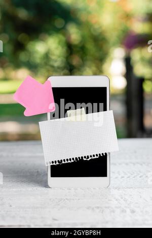 Fotografia astratta per smartphone all'aperto, visualizzazione di un nuovo dispositivo Foto Stock