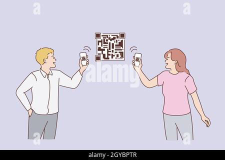 Scansione di codici QR con concetto di telefono. Giovane coppia uomo e donna in piedi con smartphone e scansione codici QR sulla foto insieme online Foto Stock