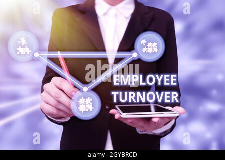 Didascalia testo Presentazione del turnover del dipendente, Word scritto sulla percentuale di lavoratori che lasciano un'organizzazione Lady in Uniform Holding Tablet in mano Foto Stock