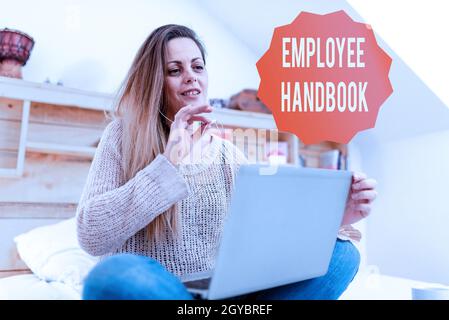 Visualizzazione dei segni Employee Handbook, Internet Concept stabilisce le regole e le norme e le politiche di un'azienda casuale Internet Surfing, Student Resear Foto Stock