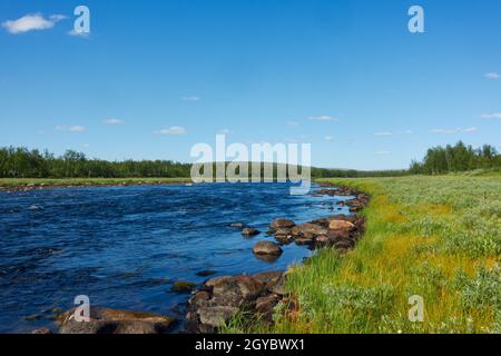 La parte superiore del fiume Laino in giornata di sole all'inizio di agosto 2021 si trova nella natura selvaggia del comune di Kiruna, nell'estremo nord dello Swedi Foto Stock