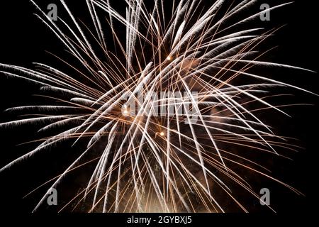 Fuochi d' artificio esplosione in una notte buia Foto Stock