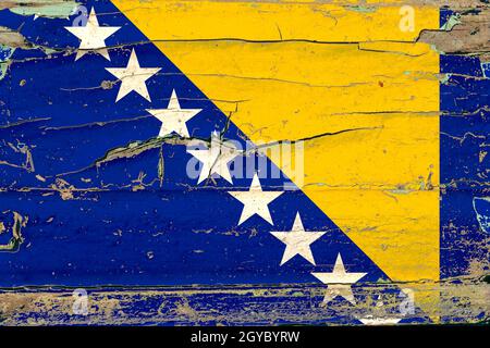 Bandiera 3D della Bosnia-Erzegovina su un vecchio muro di legno sullo sfondo. Foto Stock