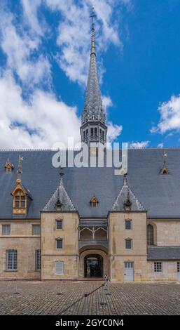 Beaune, Francia - 08 28 2021: Vista di Hospice de Beaune o Hotel Dieu Foto Stock