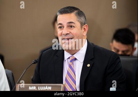 Washington, Stati Uniti. 07 ottobre 2021. Il senatore degli Stati Uniti ben Lujan (D-NM) parla ad un'audizione del Comitato del Senato per il Commercio, la Scienza e i Trasporti. Credit: SOPA Images Limited/Alamy Live News Foto Stock