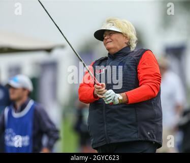 West Caldwell, New Jersey, Stati Uniti. 7 ottobre 2021. Laura Davies d'Inghilterra si tea fuori durante il primo round della LPGA Cognizant Founders Cup al Mountain Ridge Golf Course a West Caldwell, NJ Mike Langish/Cal Sport Media. Credit: csm/Alamy Live News Foto Stock