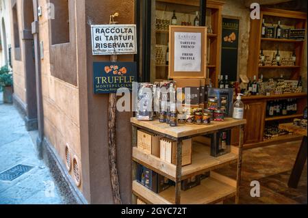 Montepulciano, Toscana, Italia. Agosto 2020. I negozi di specialità locali mostrano prodotti a base di tartufi e varietà di pasta toscana. Foto Stock