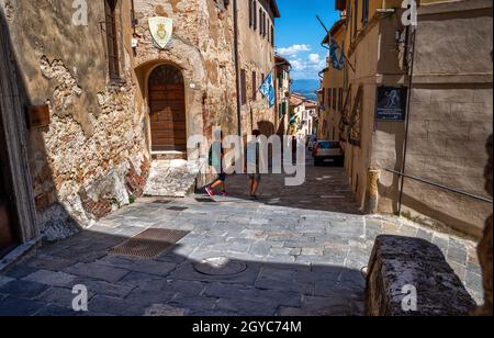 Montepulciano, Toscana, Italia. Agosto 2020. Splendido paesaggio urbano con la strada principale che si alza fino alla cima della collina del villaggio storico. Peopl Foto Stock