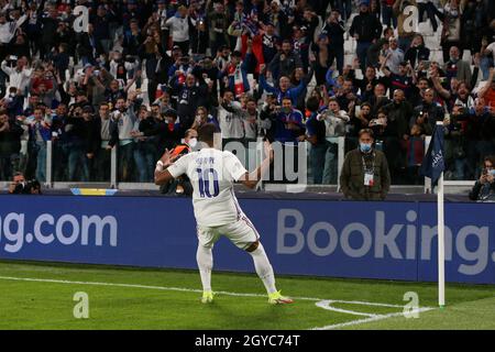 Torino, 7 ottobre 2021. Kylian Mbappe di Francia festeggia dopo aver segnato per livellare la partita a 2-2 durante la partita della UEFA Nations League allo Stadio Juventus di Torino. Il credito d'immagine dovrebbe essere: Jonathan Moscrop / Sportimage Foto Stock