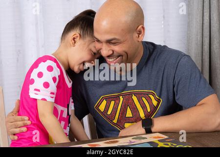ragazza di 5 anni a casa con suo padre Foto Stock