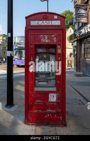 La vecchia scatola del telefono rossa trasformata in un punto della macchina di cassa Foto Stock