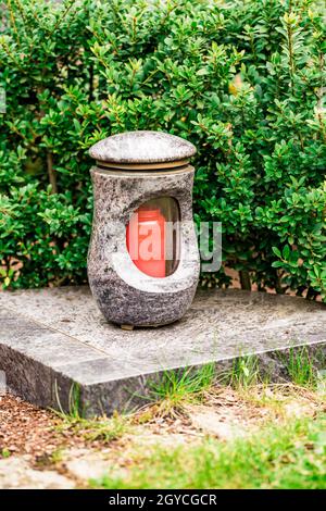 Vecchia lanterna grave danneggiata su una lapide Foto Stock