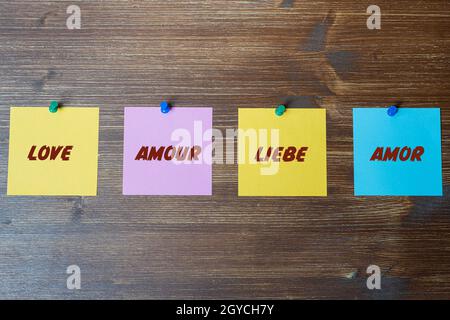 Alcune carte colorate con la parola amore scritto su di esso in inglese, francese, tedesco e spagnolo Foto Stock
