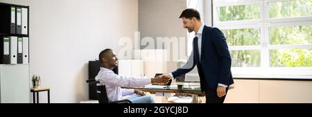 Inabilità dei dipendenti sul posto di lavoro. Agitare a mano in ufficio Foto Stock