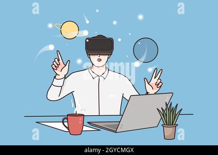 Realtà virtuale, scienza e tecnologia. Giovane uomo che indossa cuffie per realtà virtuale seduto e che lavora al progetto in classe computer vettore malato Foto Stock