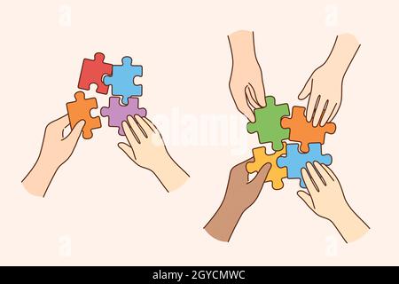 Lavoro di squadra, team multietnico, concetto di cooperazione. Mani di persone multiculturali business partner lavoratori colleghi rassodare l'intero puzzle di colorato Foto Stock