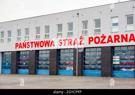 POZNAN, POLONIA - 25 gennaio 2015: Una fila di garage chiusi di un reparto antincendio a Poznan, Polonia Foto Stock