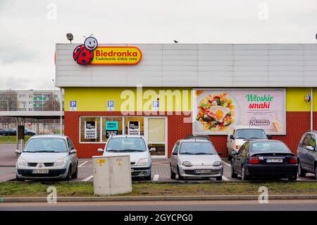 POZNAN, POLONIA - 25 gennaio 2015: Un supermercato Biedronka con auto parcheggiate a Poznan, Polonia Foto Stock