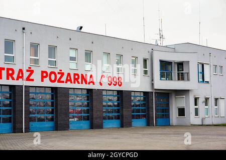 POZNAN, POLONIA - 25 gennaio 2015: Edificio dei vigili del fuoco con un numero di emergenza nel distretto di stare Zegrze di Poznan, Polonia Foto Stock