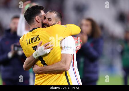 Hugo Lloris di Francia e Karim Benzema di Francia festeggiano dopo aver vinto la semifinale della UEFA Nations League tra Belgio e Francia allo Stadio Juventus il 7 ottobre 2021 a Torino, Italia . Foto Stock