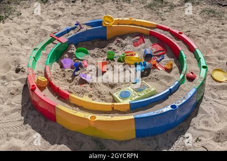 C'è un piccolo sandbox con giocattoli per bambini sulla sabbia Foto Stock