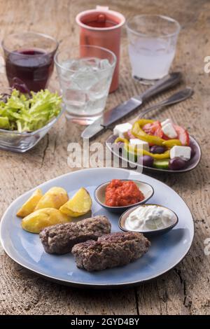 feta greca riempito bifteki e patatine fritte Foto Stock