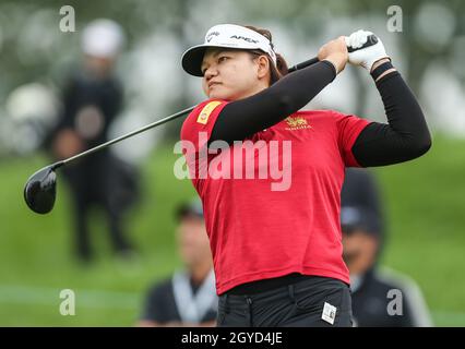 West Caldwell, New Jersey, Stati Uniti. 7 ottobre 2021. Wichanee Meechai della Thailandia si tea fuori durante il primo round della LPGA Cognizant Founders Cup al Mountain Ridge Golf Course a West Caldwell, NJ Mike Langish/Cal Sport Media. Credit: csm/Alamy Live News Foto Stock