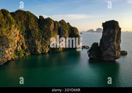 Bella vista della natura con un mare calmo, blu e isole in Foto Stock