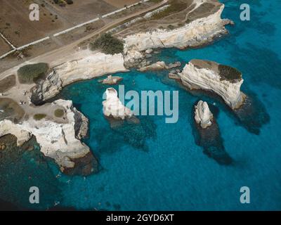 una splendida vista sui faraglioni di sant'andrea in puglia Foto Stock