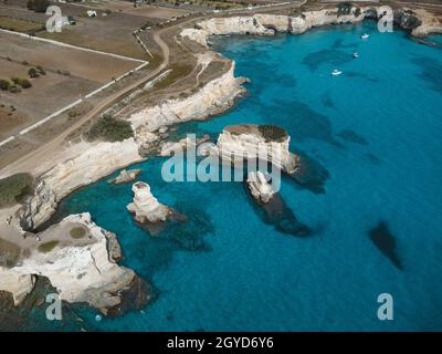 una splendida vista sui faraglioni di sant'andrea in puglia Foto Stock