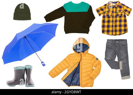 Collage Set di vestiti autunnali per bambini piccoli isolati su uno sfondo bianco. Pantaloni o pantaloni in denim, un paio di stivali, una giacca impermeabile e piumino, camicie e. Foto Stock