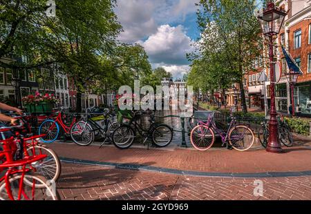 Amsterdam. Canale d'acqua. Molte biciclette colorate sul Ponte sul Fiume. Stile di vita tradizionale nei Paesi Bassi. Europa. Foto Stock