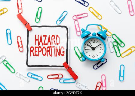 Ispirazione che mostra il segno segnalazione di pericolo, l'account o la dichiarazione di vetrina aziendale che descrive il pericolo o il rischio Creative Home Recycling Ideas e Desi Foto Stock