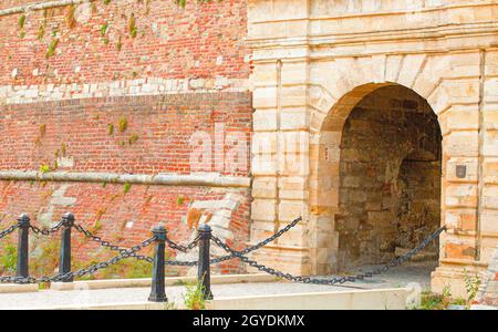 L'ingresso ad un castello di pietra con un grande cancello attraverso un ponte a catena. BELGRAD, Serbia Foto Stock