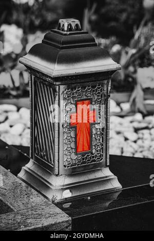 Vecchia lanterna grave danneggiata su una lapide Foto Stock