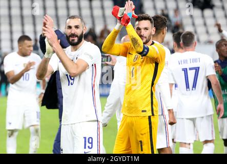 Torino, Italia. 07 ottobre 2021. Karim Benzema, portiere di Francia Hugo Lloris celebra la vittoria dopo la UEFA Nations League, partita di calcio semifinale tra Belgio e Francia il 7 ottobre 2021 allo stadio Allianz di Torino - Foto Jean Catuffe/DPPI Credit: DPPI Media/Alamy Live News Foto Stock