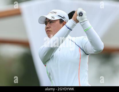 West Caldwell, New Jersey, Stati Uniti. 7 ottobre 2021. Yuka Saso delle Filippine si tea fuori durante il primo round della LPGA Cognizant Founders Cup al Mountain Ridge Golf Course a West Caldwell, NJ. Mike Langish/Cal Sport Media. Credit: csm/Alamy Live News Foto Stock