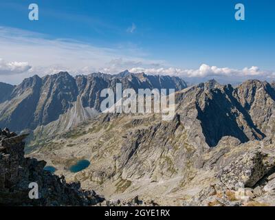 Ein schöner Ausblick auf das kleinste Hochgebirge in Europa mit zwei Bergseen Foto Stock