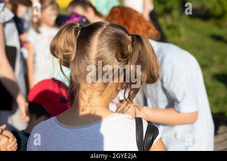 Bambini in estate. Preschooler dalla parte posteriore. I bambini in estate si riposano nel parco. Foto Stock