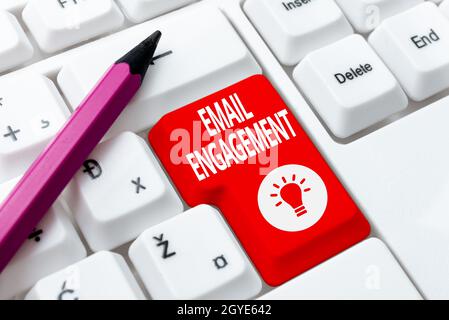 Testo di calligrafia impegno del email, concetto che significa misura come gli abbonati si impegnano nelle campagne del email digitando titolo e descrizioni del prodotto, Enteri Foto Stock