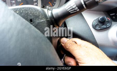 guidare a mano la chiave per avviare il motore di una vettura Foto Stock