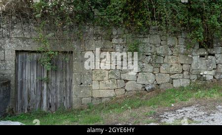 porta di legno di una casa in rovina Foto Stock