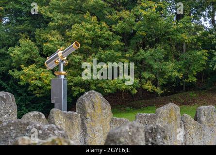 Binoculare a gettoni in un punto panoramico del Monumento di Ercole nel Bergpark di Kassel, Germania Foto Stock