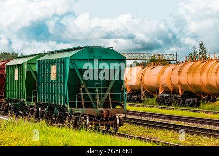 Carrier carrier carrier cargo per il trasporto di merci sfuse di raccolti di grano, binario ferroviario con rails.Transportation ed esportazione di grano . Foto Stock