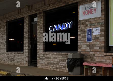 Locale Honey Sign e Vintage Neon Candy Sign sul negozio locale Foto Stock